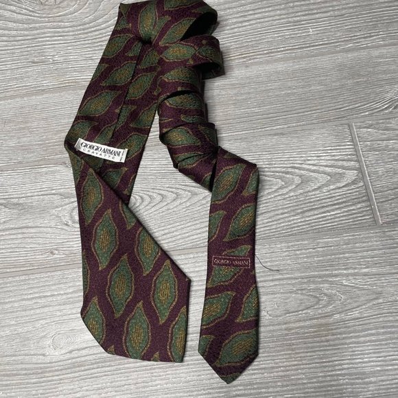 Giorgio Armani silk tie. eggplant purple and green pattern. - Picture 4 of 6
